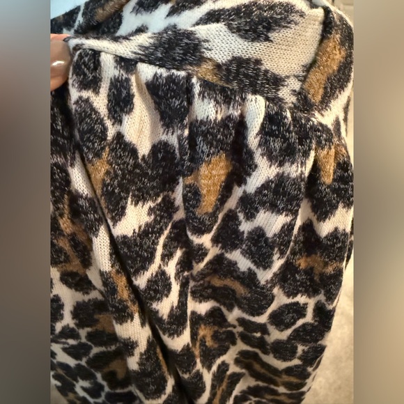 SOFT J Crew 🐆 leopard cheetah print long sleeve puff shoulder lightweight top - Picture 7 of 7